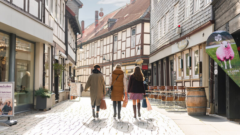 Besucherinnen in der belebten Innenstadt von Goslar auf Einkaufsbummel.  