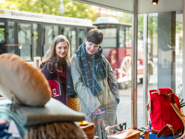 Mitarbeiterinnen der Wirtschaftsförderung betrachten das Warenangebot in einem neu eröffneten Geschäft in Goslar. 