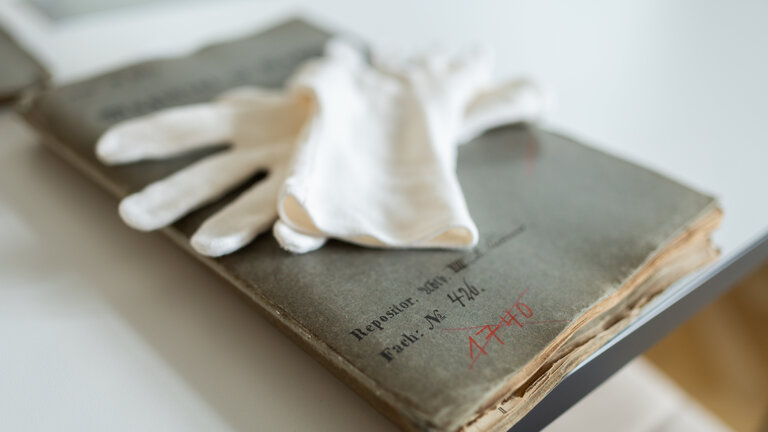 Handschuhe liegen auf einem Buch