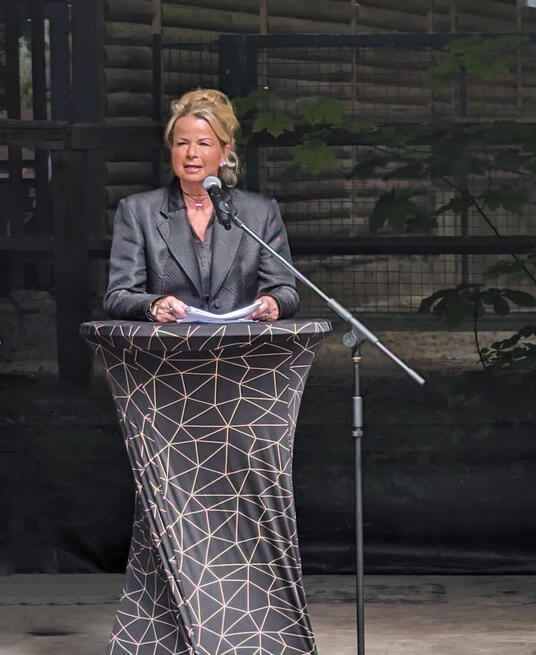 Das Bild zeigt Oberbürgermeisterin Urte Schwerdtner am Mikrofon eines Rednerpultes.