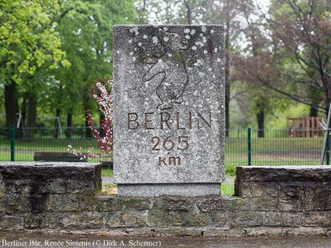 Stein auf dem die Entfernung zwischen Berlin und Goslar drauf steht 