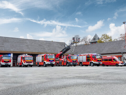 Mehrere Feuerwehrautos stehen nebeneinander