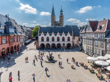 Marktplatz Goslar mit einer Menschenmenge von oben fotografiert