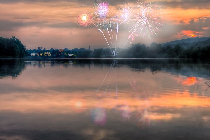 Feuerwerk über dem Vienenburger See in abendlicher Stimmung