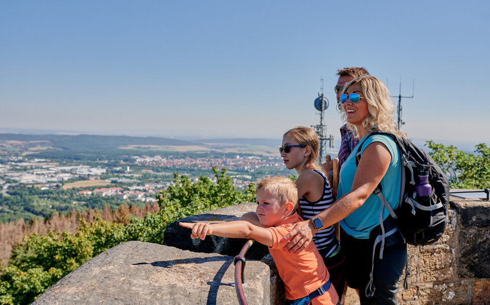 Vierköpfige Familie steht auf dem Aussichtsturm von Goslar