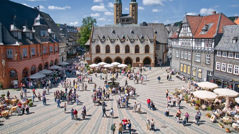 Belebter Marktplatz Goslar von oben fotografiert