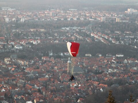 Ein Gleitschirm fliegt über Goslar