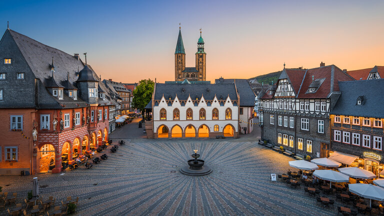 Marktplatz Goslar bei Sonnenuntergang von oben aufgenommen 
