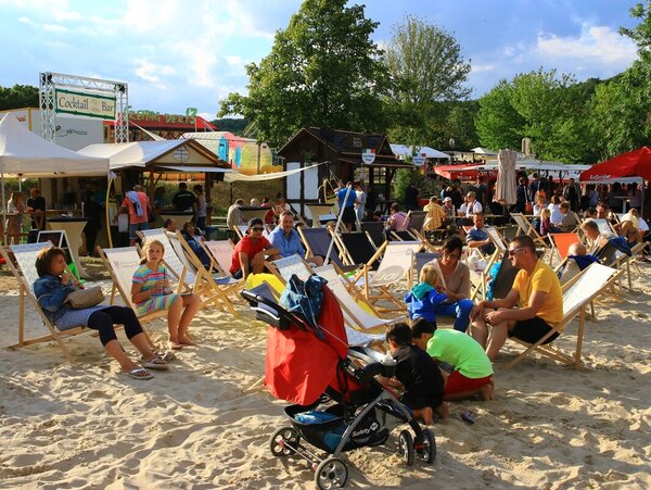 Eine Menschenmenge entspannt sich am Vienenburger Seefest