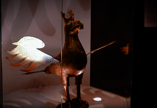 Adler mit eine Krone auf dem Kopf - Skulptur