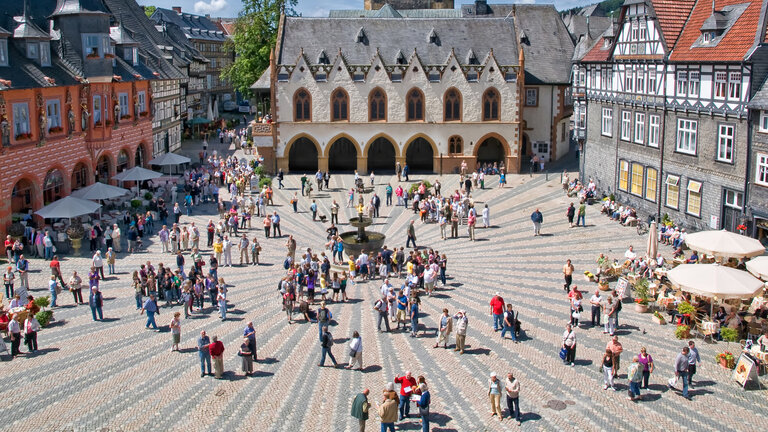 Belebter Marktplatz Goslar - Luftaufnahme 