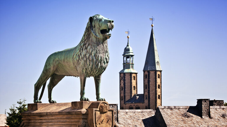 Goslar Löwenskulptur auf einem Dach von vorne fotografiert