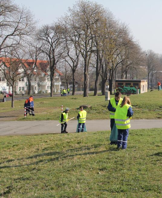 Müllboss im Einsatz: Am Wochenende sind wieder Kinder und Erwachsene im ganzen Stadtgebiet zum Müllsammeln unterwegs.