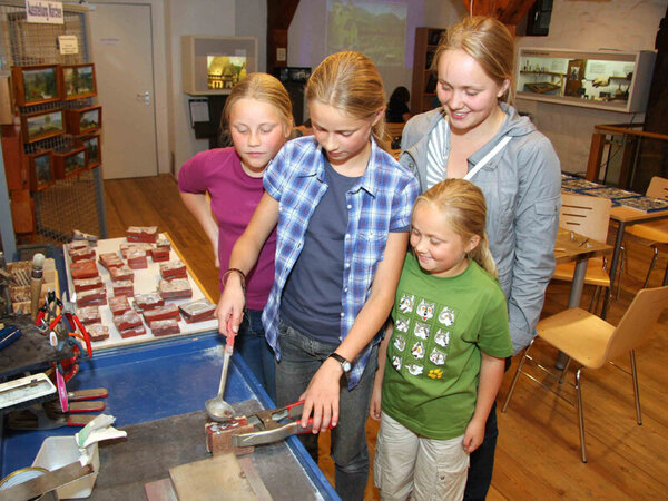 Kinder entdecken das Zinnfiguren-Museum