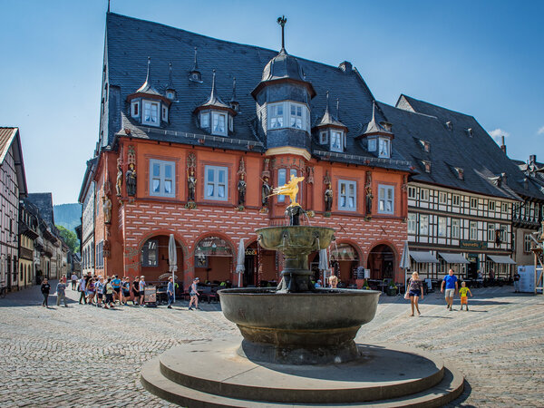 Brunnen am Marktplatz Goslar von vorne fotografiert
