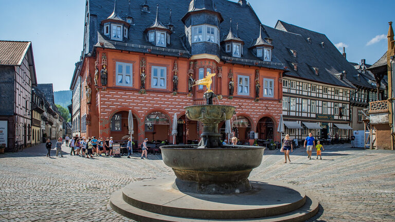 Brunnen am Marktplatz Goslar von vorne fotografiert