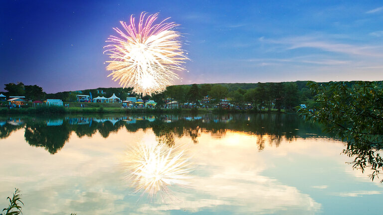 Feuerwerk über einem See