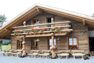 Steinberg Alm - Holzhütte von vorne fotografiert