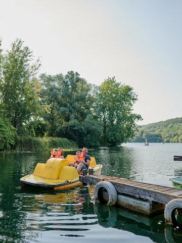 Eine Vierköpfige Familie auf einem Tretboot im Vienenburger See